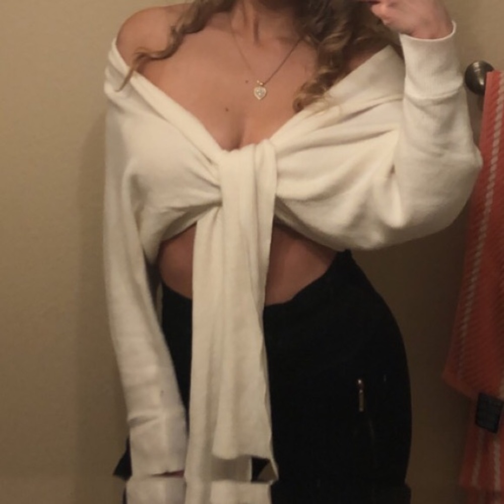 LF White cropped long sleeve top.Super comfy